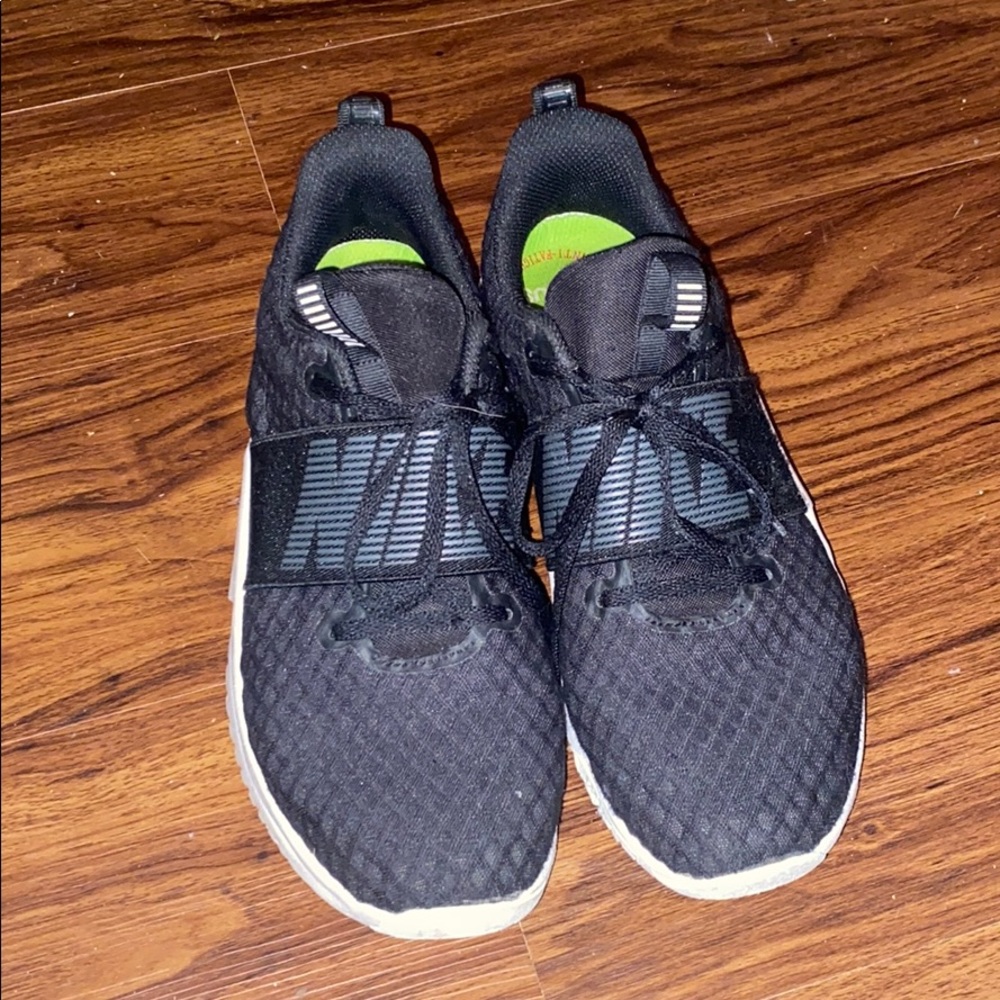 black nike tennis shoes only worn a few times!
